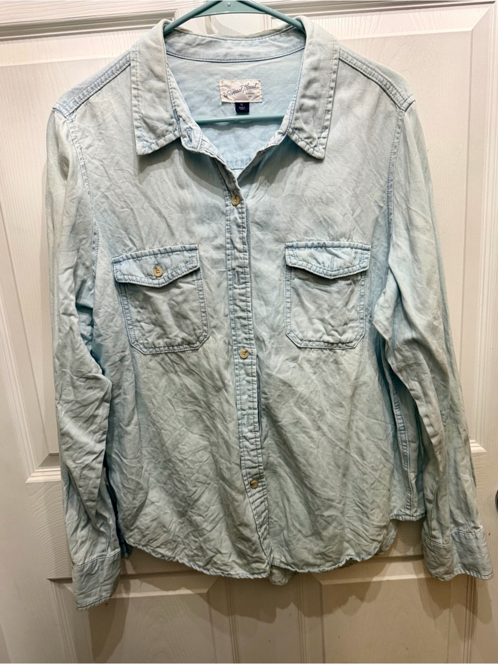 Universal Thread Women’s XL Light Denim Long Sleeve Button Up NWOT
